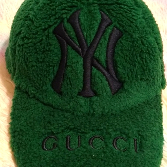 Gucci MLB New York Yankees Collaboration Logo Shearling Hat Un… - Picture 3 of 16